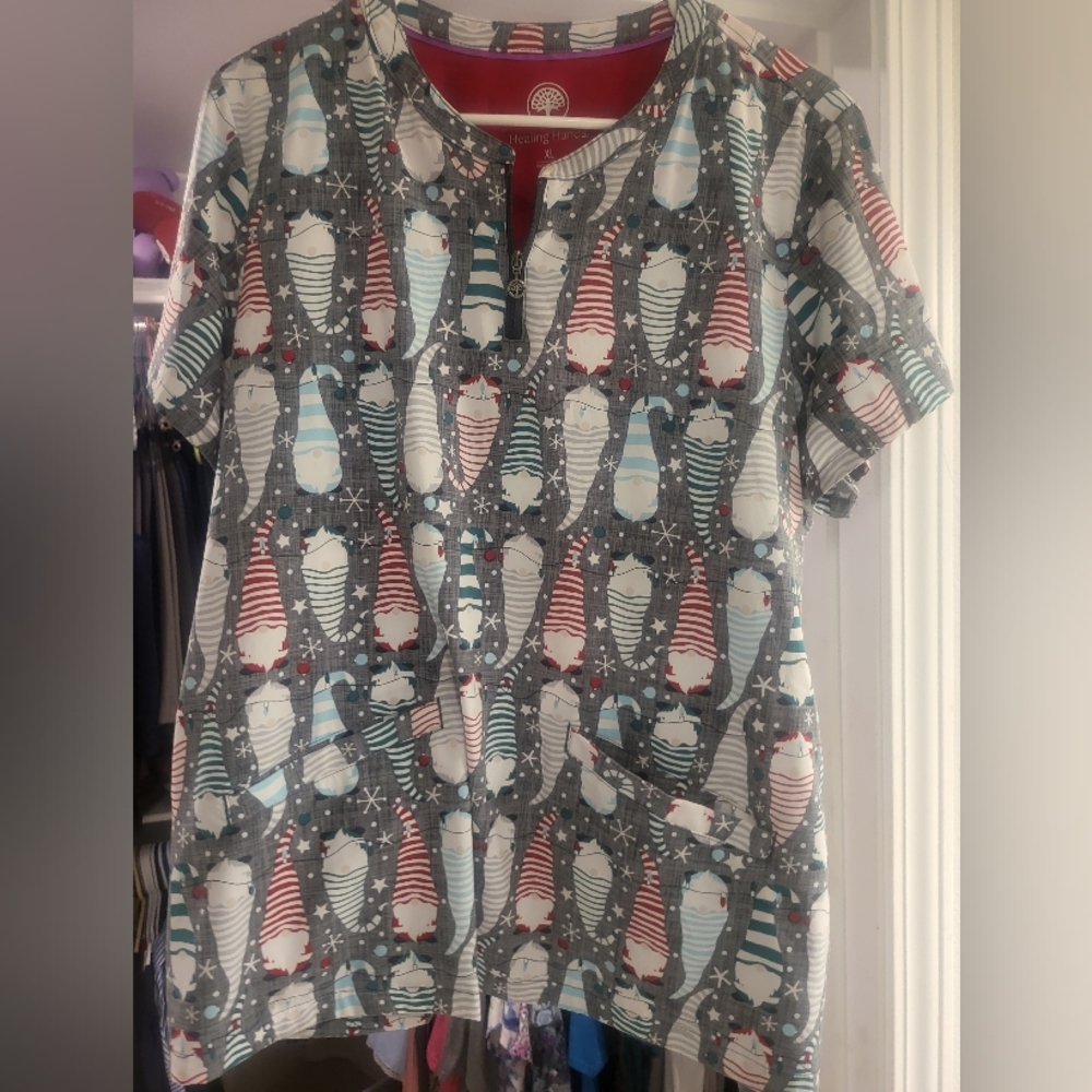 ladies Gnome Christmas Healung Hands Scrub Top Size XL